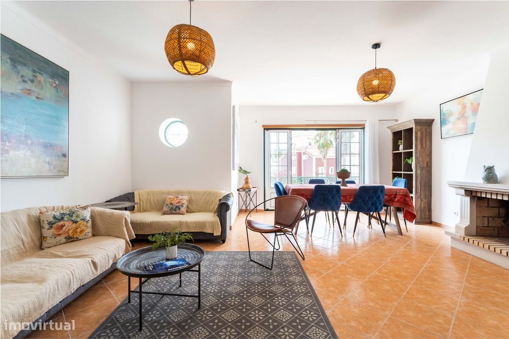Detached T4 House with Terrace, 15 Minutes from Train Station