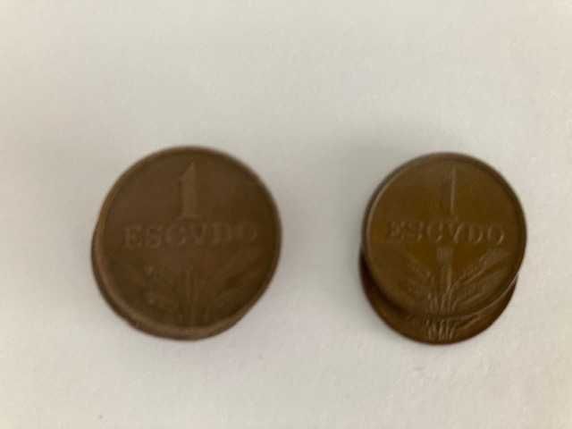 Lote de 46 moedas de Portugal, de 1 escudo, em bronze (de 1969 a 1979)