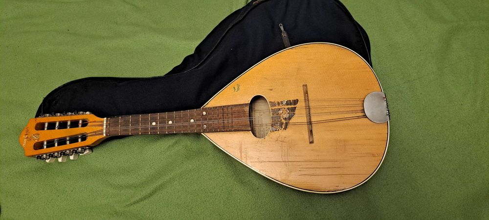 Bałałajka - strunowy instrument muzyczny.