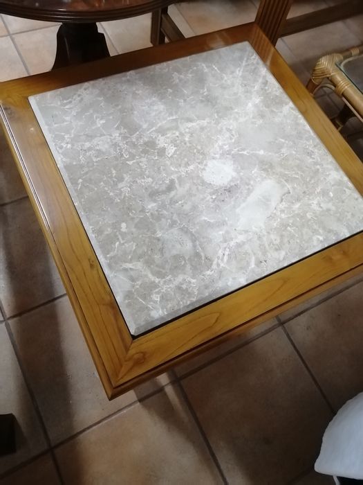 Mesa de sala com superfície em mármore