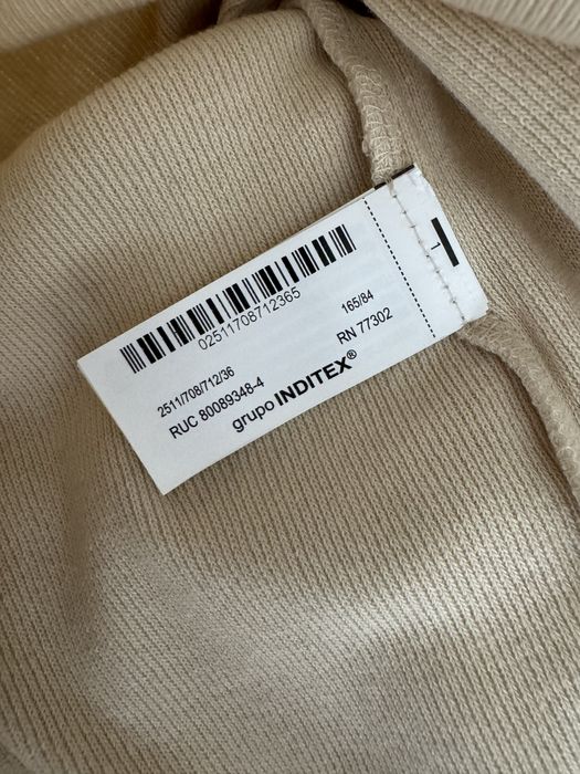 Лонгслів в рубчик із аплікацією квітів від Zara