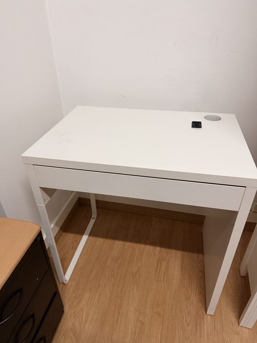 Mesa/ Estande com gaveta