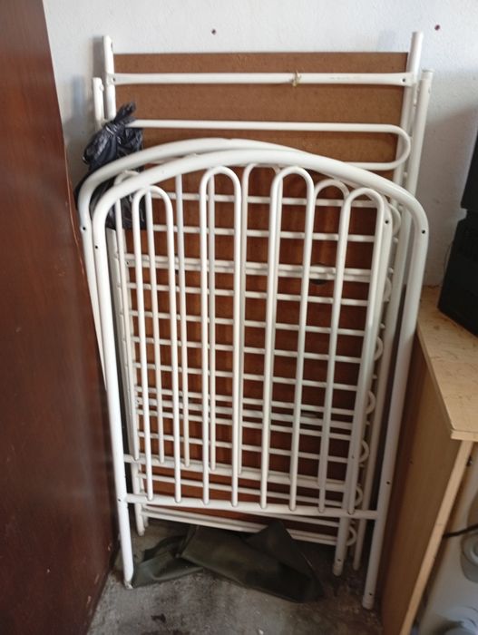 Cama de bebê em bom estado com colchão