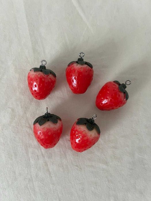 Pendentes morango em resina, 5 unidades – para bijuteria