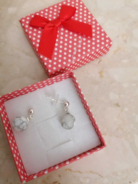 Srebrne kolczyki kulki z howlitem