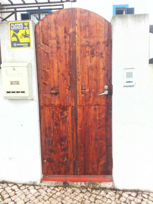 Portões de madeira com vários modelos e medidas.