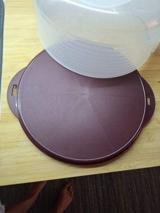 Boleira alta e redonda da tupperware como nova