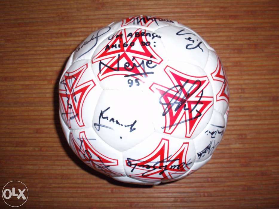 Bola oficial assinada por eusebio e equipa do benfica 94/95