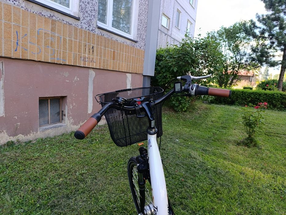 Rower miejski z koszyczkiem