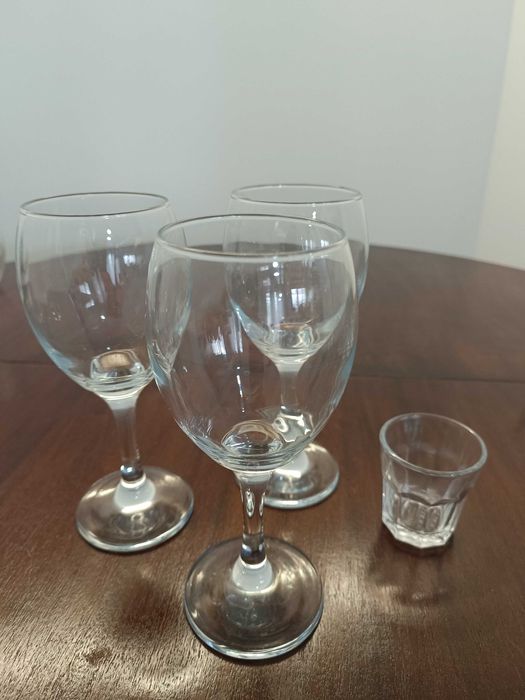 Conjunto de garrafas e copos de vidro