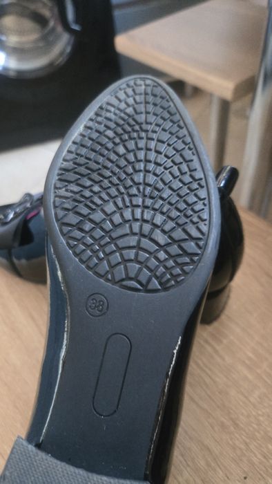 Buty lakierowana czarne z ozdobna elosa