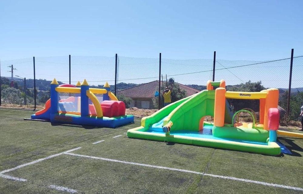 Insuflável pista de obstáculos