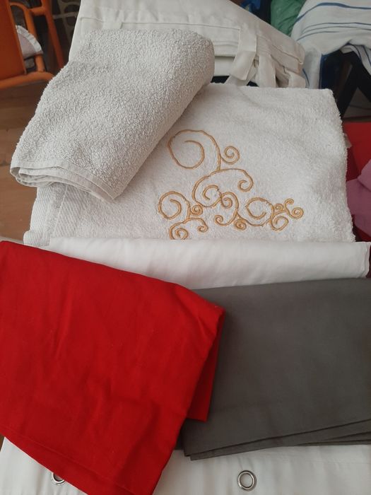 Conj roupa:Cortinados+cortinaWC+Toalha e lençol banho