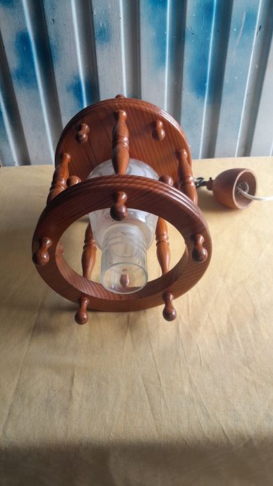 Candeeiro de teto em madeira