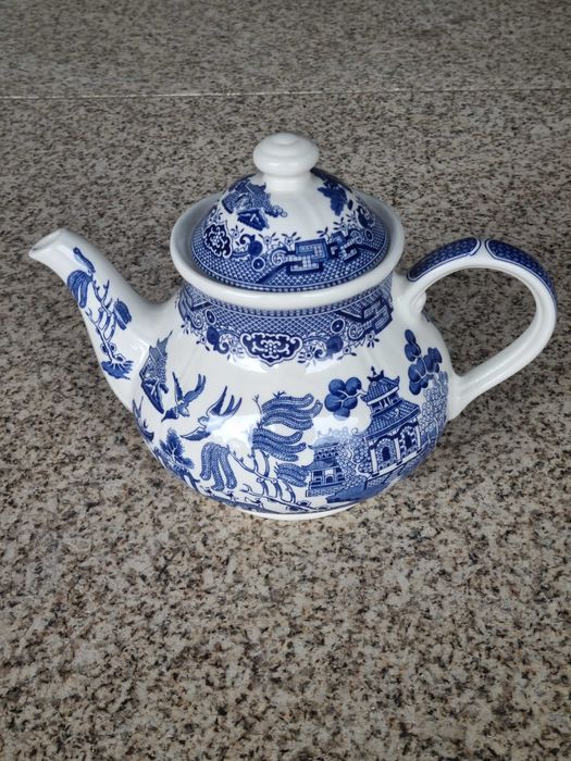 Bule Churchill azul e branco formato georgiano (novo)