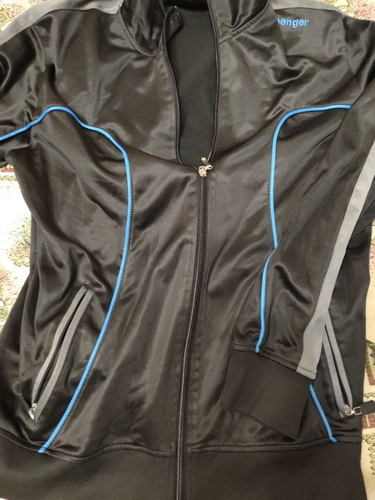 Чорна зіпка з синіми елементами