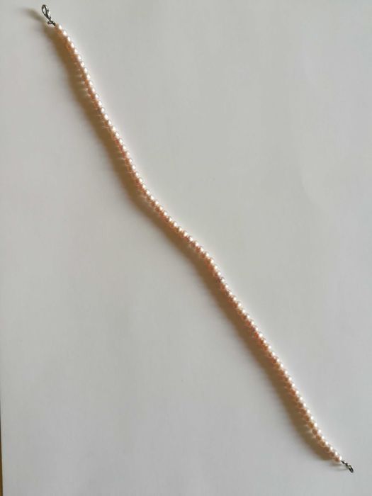 Розовый натуральный жемчуг.