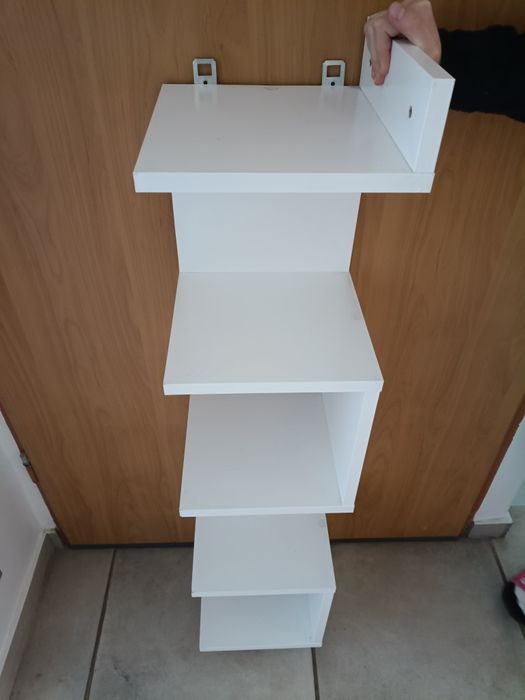 Biała ścienna półka na książki itp