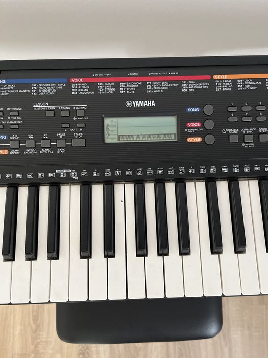 Teclado Yamaha com banco e suporte incluídos
