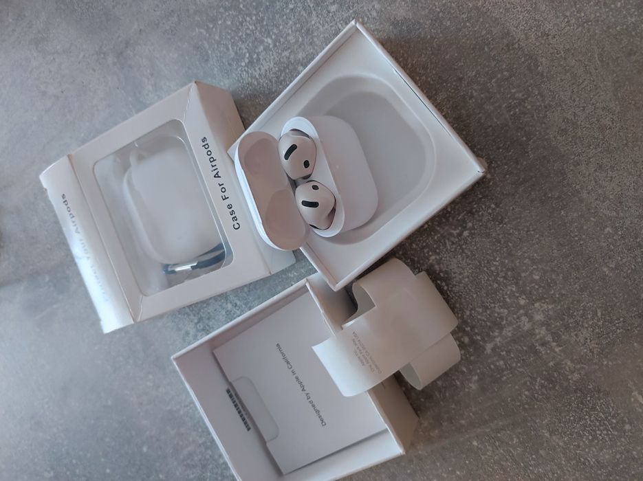 Apple AirPods 4 з активним шумозаглушенням (ANC) та чехол до них