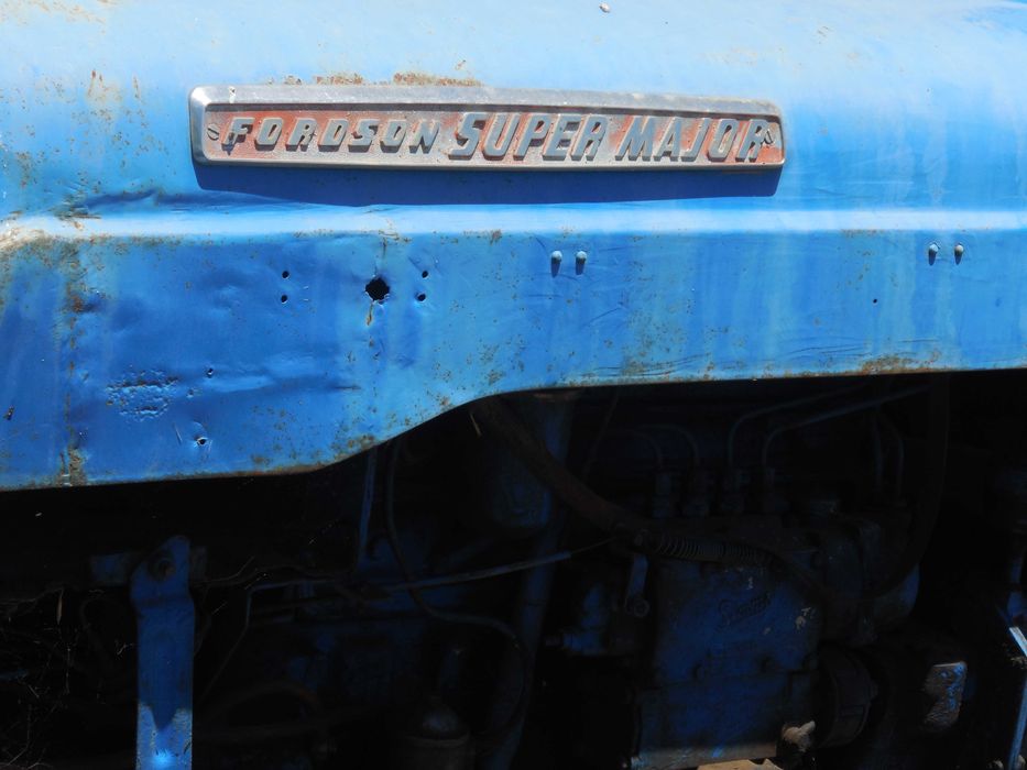 Trator Fordson Super Major com documentos.