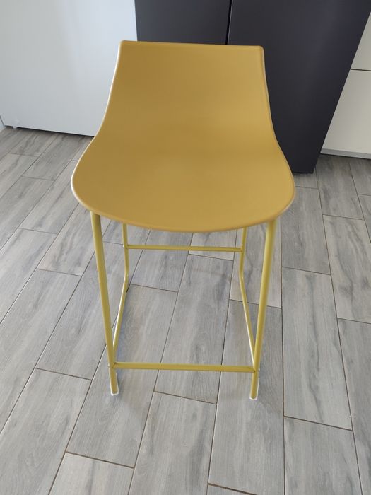 Cadeira de bar amarelo torrado