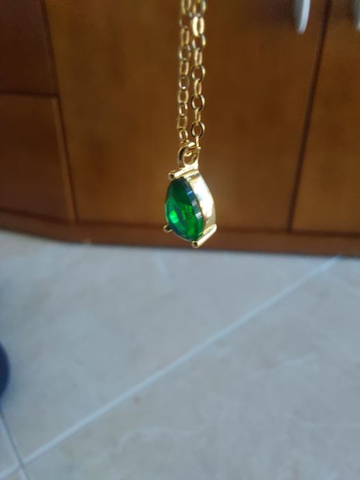 Colar elegante verde