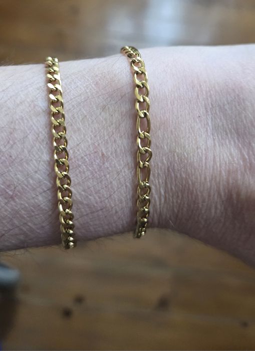 Duas pulseiras em aço inoxidável, banhadas a ouro de 9 quilates