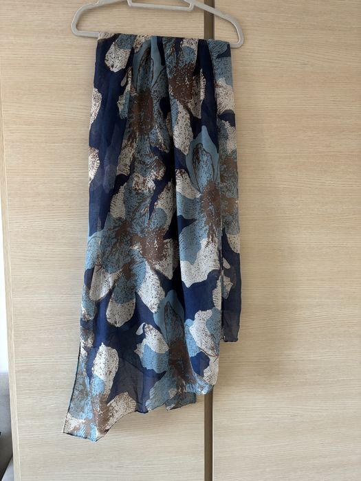 Piękny duży  szalik na wiosnę nowy