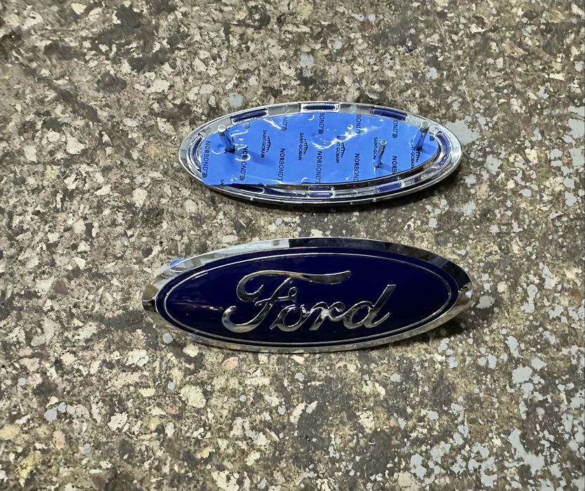 Ємблема в передній бампер на Ford Escape 2020-2023