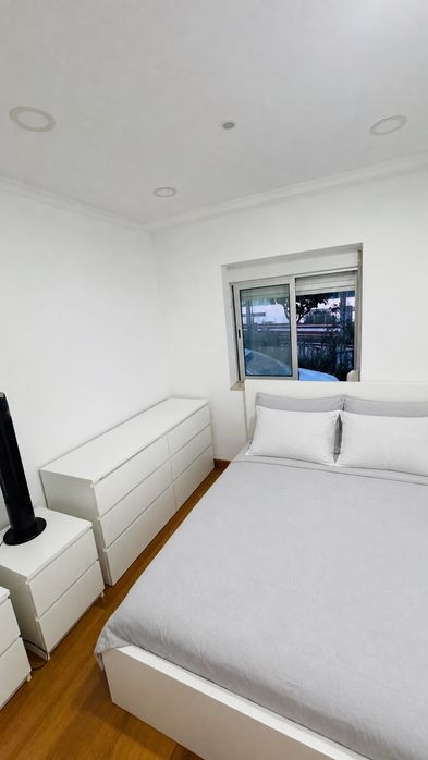 Alugo quarto em casa de Família