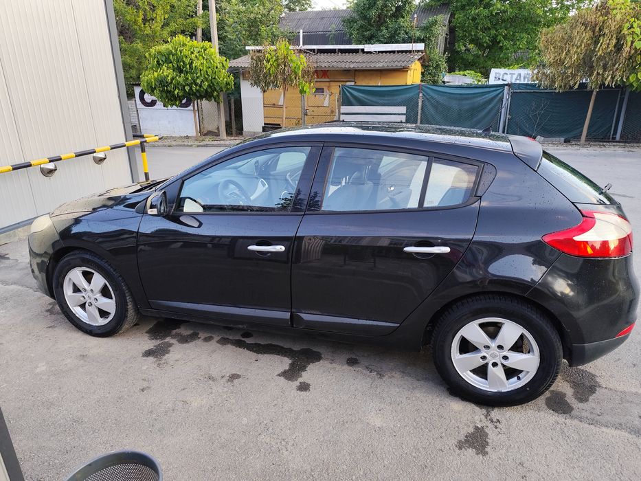 Продам хороший семейный автомобиль