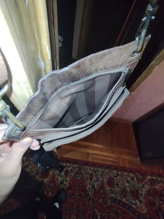 Мужская кожаная сумка, старая но удобная для использования.
