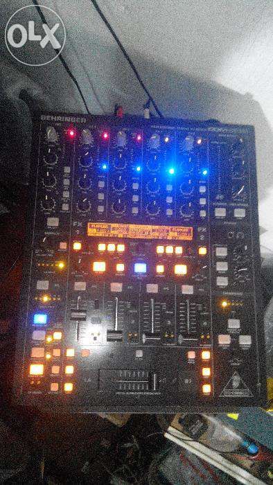 мікшерний пульт Behringer DDM-4000