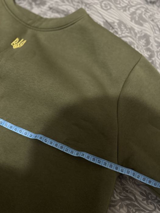 Світер з вишитим гербом