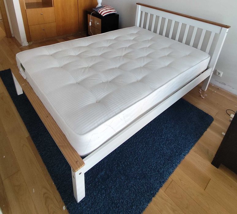 Cama com mesinhas e colchão