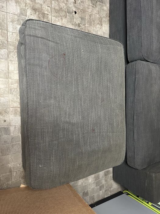 Vendo sofá 3 lugares com pousa pés