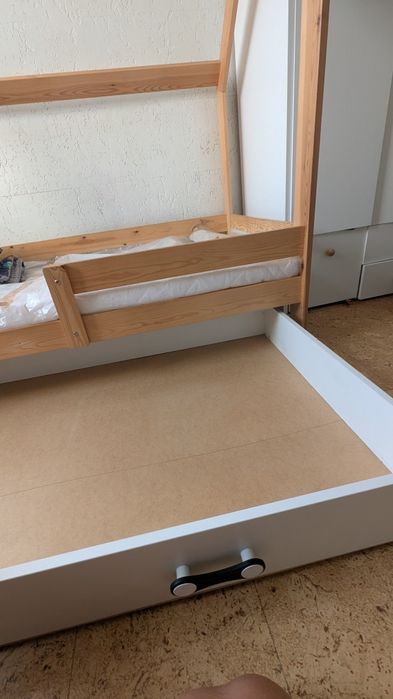 Łóżko domek z szufladą i barierką GRATIS nowy materac i narzuta 80 160