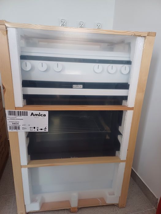 Kuchenka wolnostojąca z piekarnikiem i płytą ceramiczną