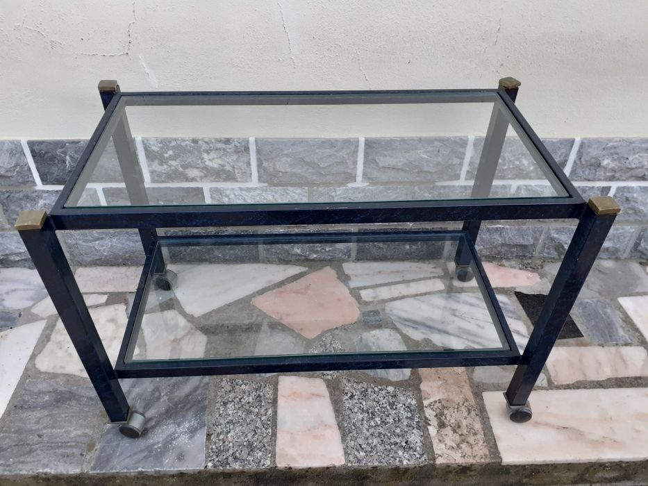 Mesa de apoio em vidro.