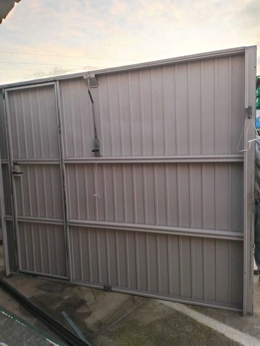 Portão basculante com porta de homem