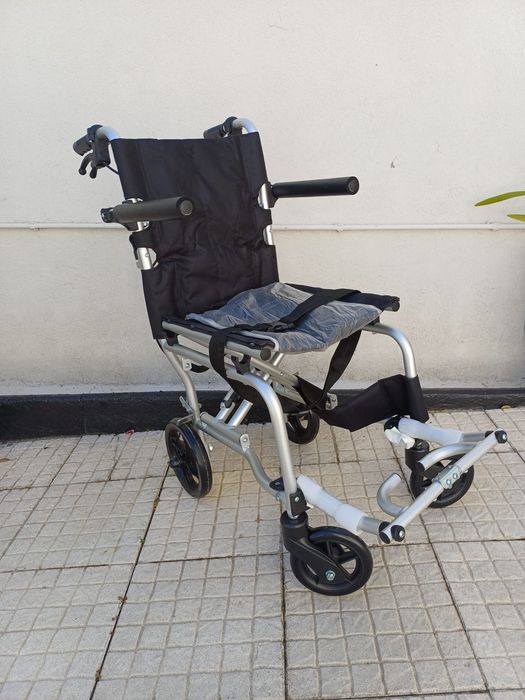 Cadeira de rodas leve e dobrável + almofada anti-escaras com buraco