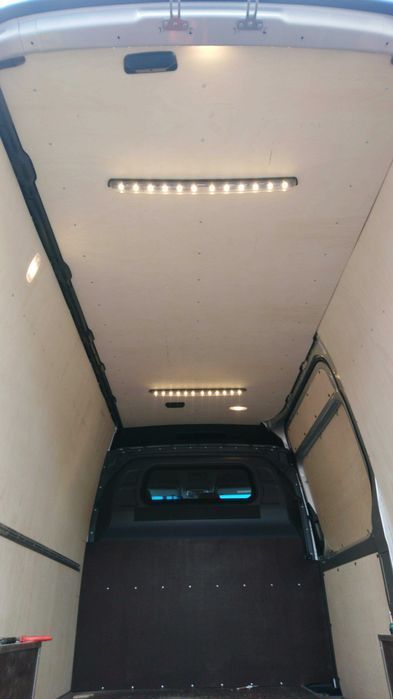 Zabudowa wnętrza paki samochodu Mercedes Sprinter L2H2 TN