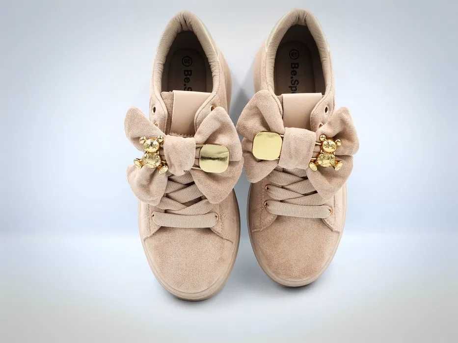 Sneakersy  z złotą broszką 40