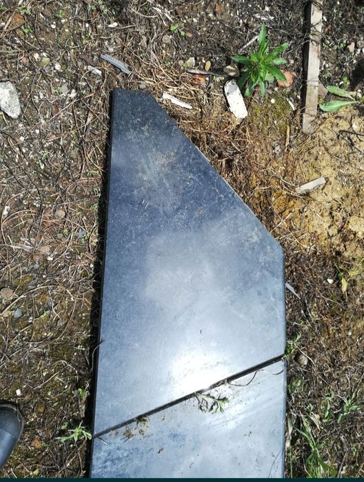 Várias pedras em granito preto polido