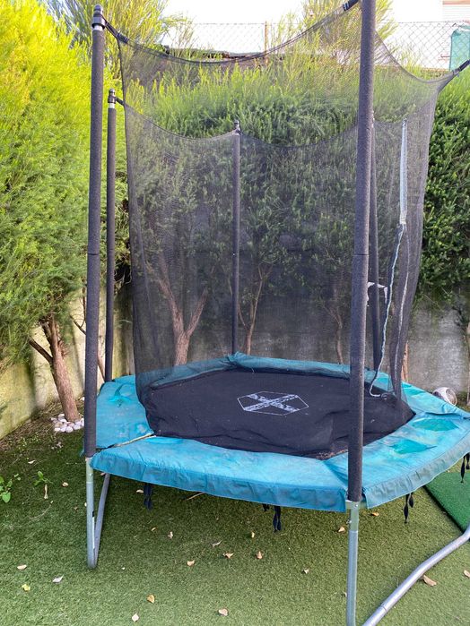 trampolim em optimo estado