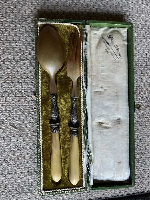 Talheres de salada de corno e prata