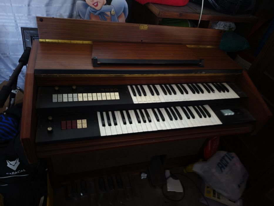 Órgão farfisa antigo