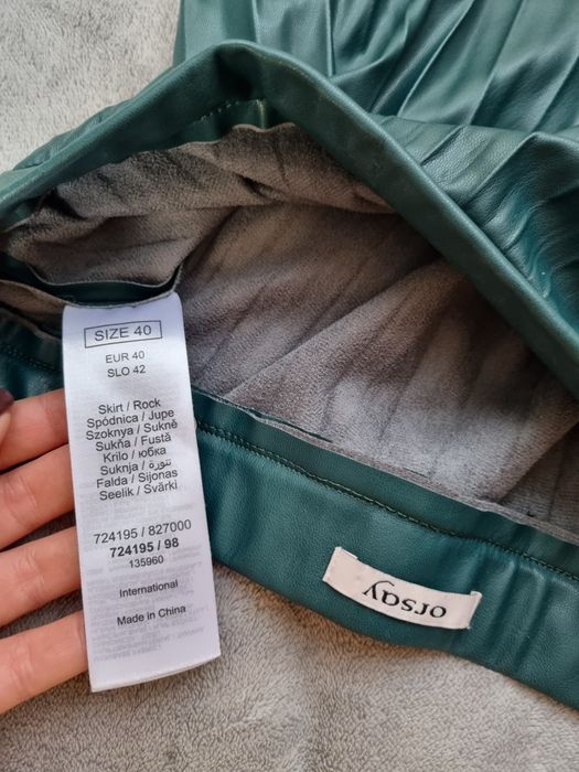 Plisowana imitująca skórkę spódnica, Orsay, rozm 40