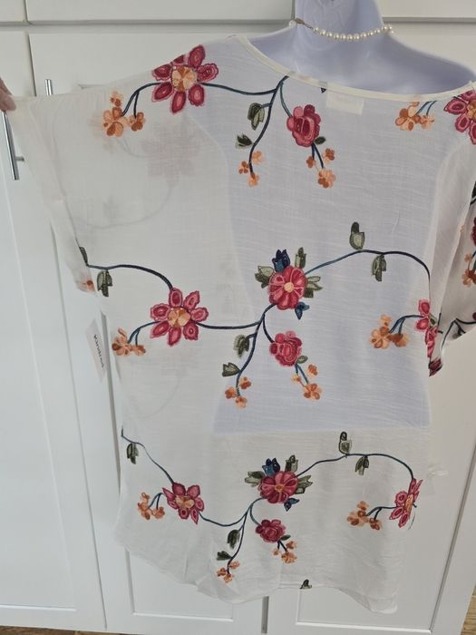 Нова, з бірками,біла шовковиста вишита блузка з коротким рукавом.
